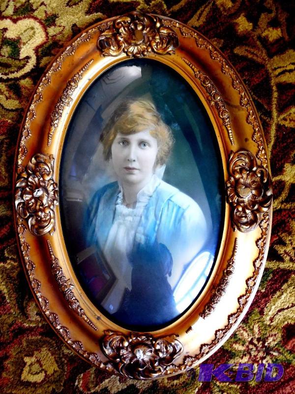 lot 2 image: Antique Convex Glass Gesso Oval Frame