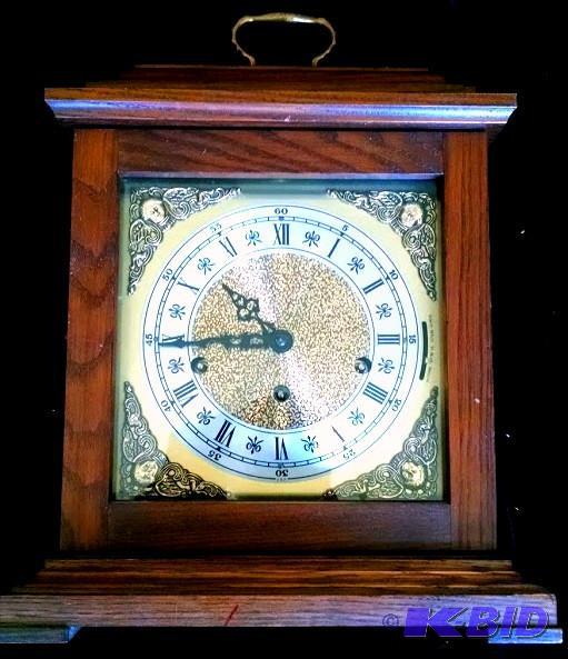 lot 32 image: Solid Oak Mantel Clock