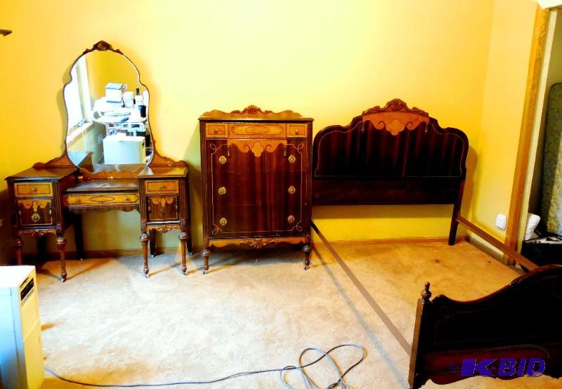 lot 35 image: 3 Pc Antique Bedroom Set