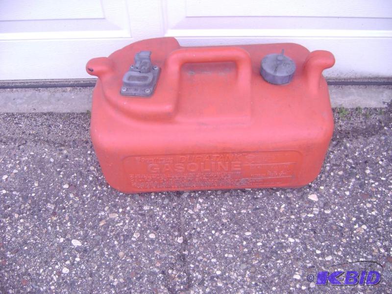 Plastic 6 gallon outboard gas tank in great u...