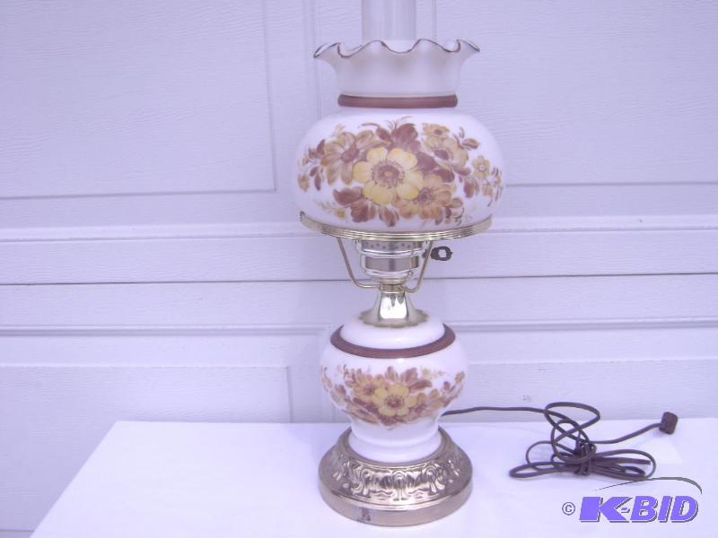 Vintage Flowered Table Lamp measuring about 7...