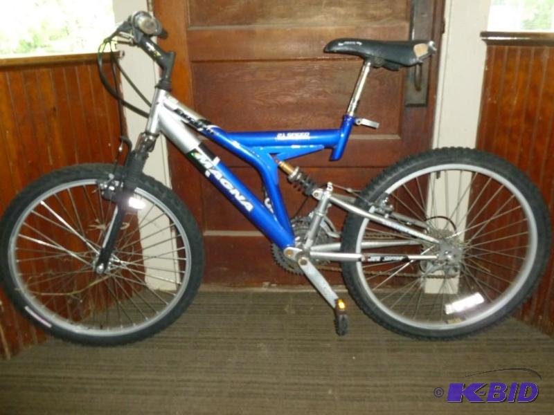 lot 10 image: Large Magna 17"- 21 speed moun...