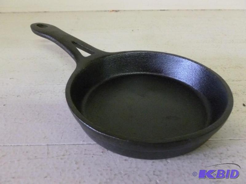 lot 117 image: Castware cast iron skillet pan that...