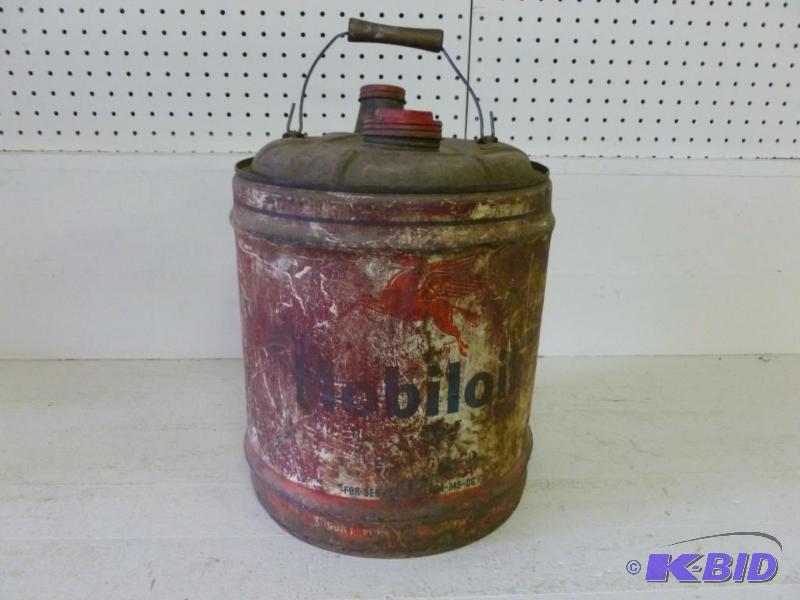 lot 16 image: Vintage Mobil 5 gallon metal oil ca...