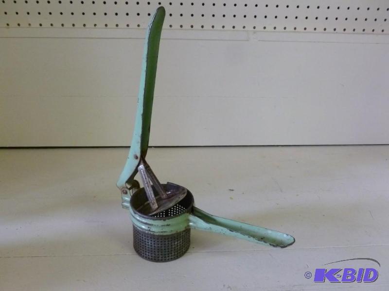 lot 168 image: Vintage Handy Things metal potato r...
