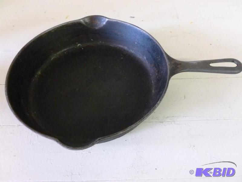 lot 169 image: Griswold No 7 cast iron skillet tha...