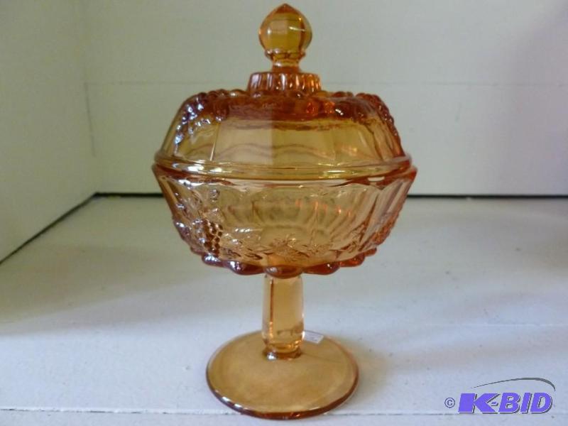 lot 183 image: Vintage Westmoreland covered grape ...