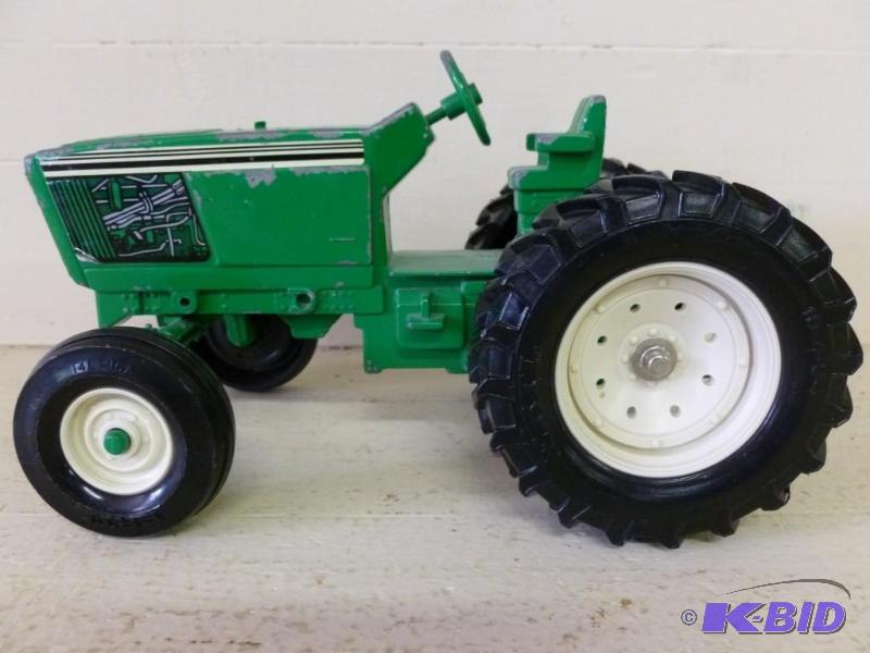 lot 19 image: Ertl die cast metal tractor, 9"...