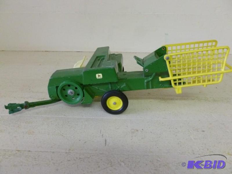 lot 20 image: Large Ertl No. 585 die cast metal s...