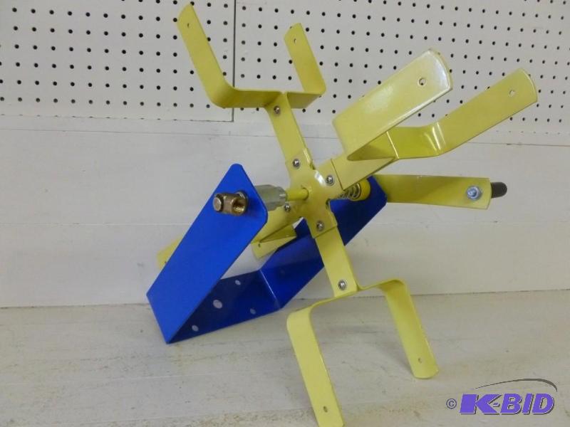 lot 228 image: Heavy duty steel wall mount hose re...