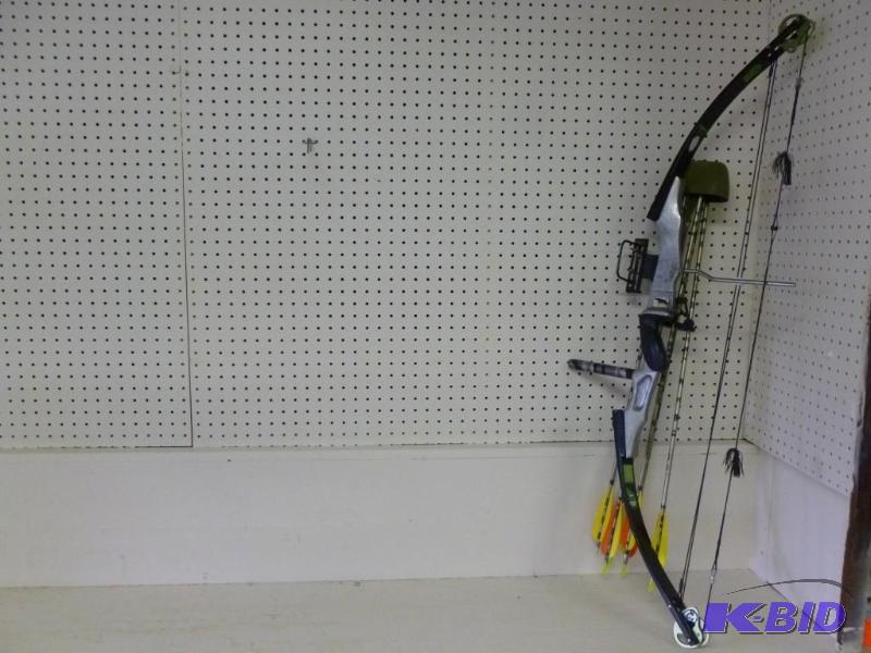 lot 3 image: York Archery Trophy II Graphite Com...
