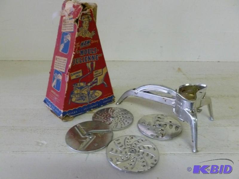 lot 39 image: Vintage 1949 Mouli Julienne kitchen...