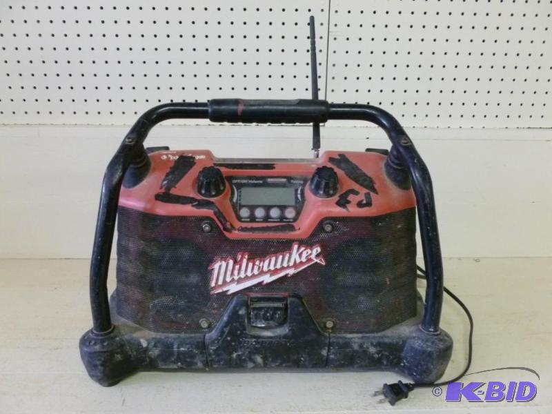 lot 6 image: Large Milwaukee duel 110v&nbspor b...