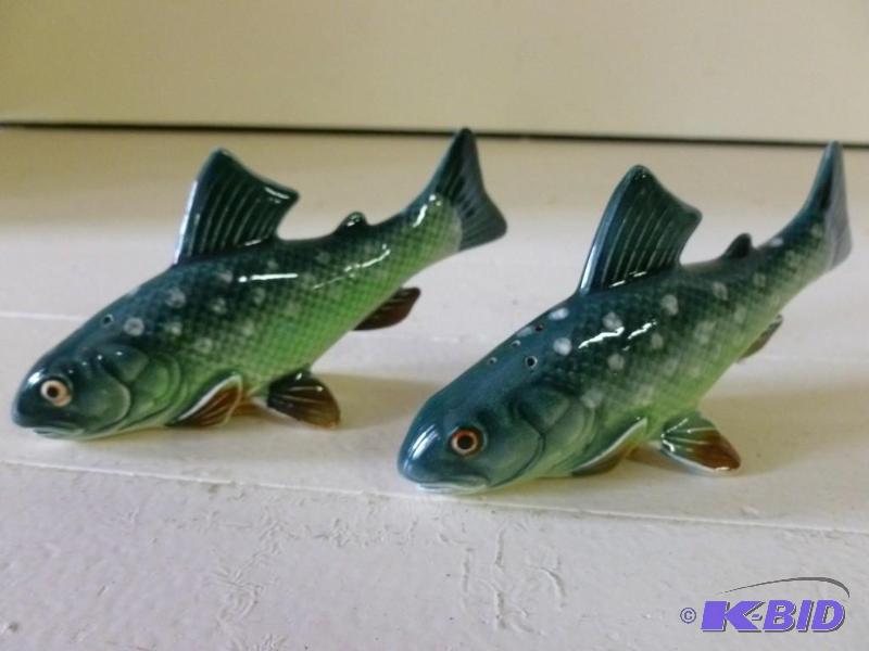 lot 74 image: Beautiful porcelain fish salt &...