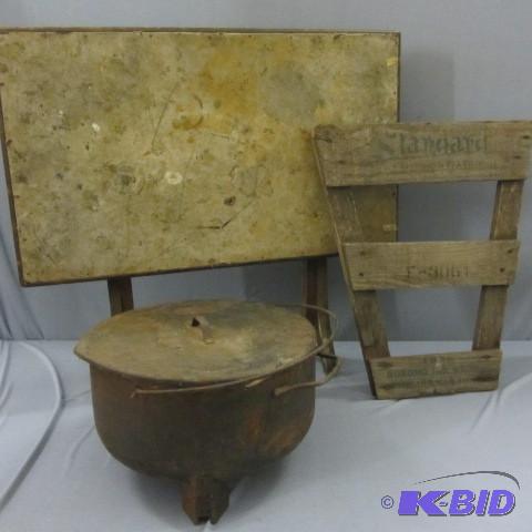 lot 134 image: Vintage Table, Kettle