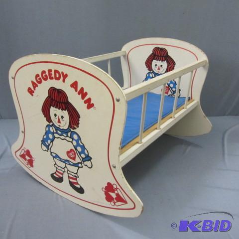 lot 138 image: Doll Cradle