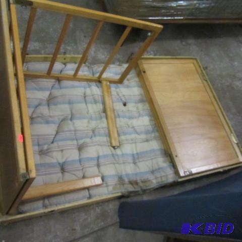 lot 139 image: Vintage Travel Crib