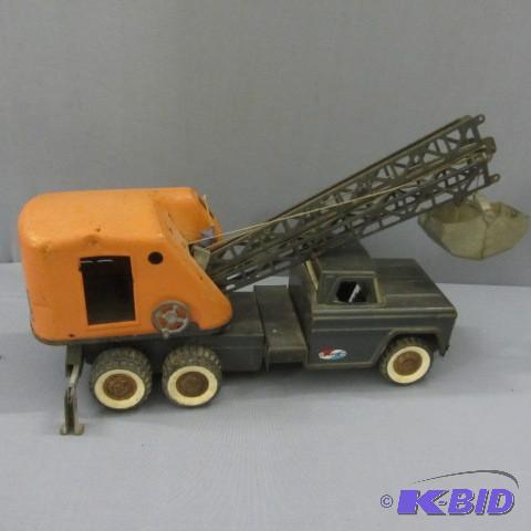 lot 17 image: Structo Crane