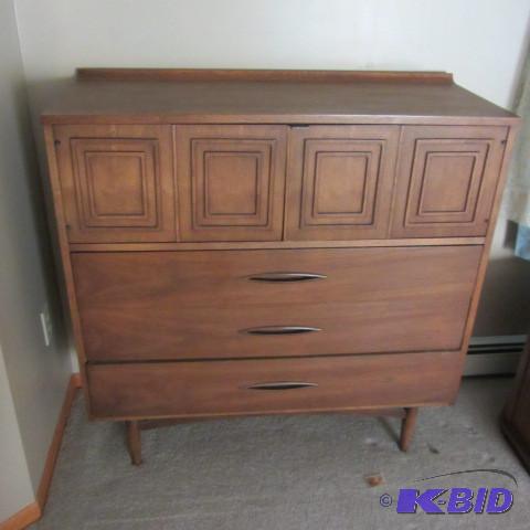 lot 26 image: Broyhill Dresser