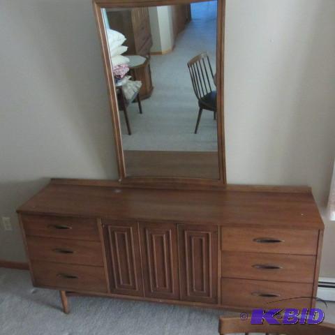 lot 27 image: Broyhill Dresser