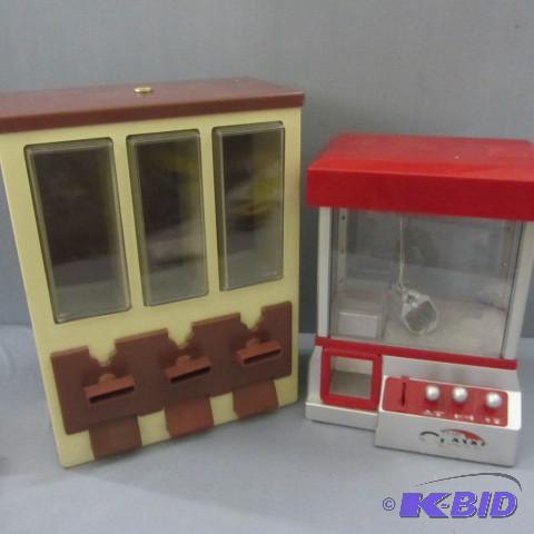 lot 45 image: Vending Machines