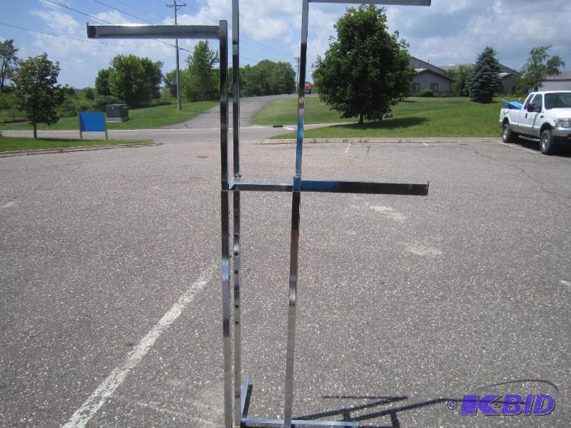 ADJUSTABLE CLOTHING DISPLAY RACK
