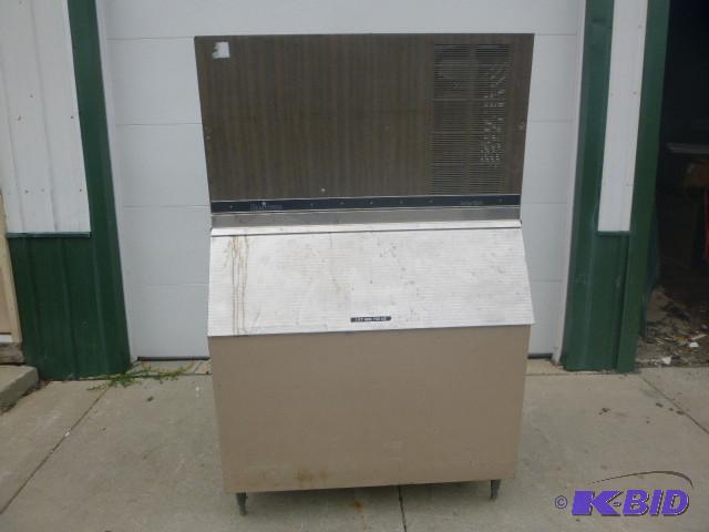 lot 2 image: Manitowoc Ice Maker C900 Ice Box Se...