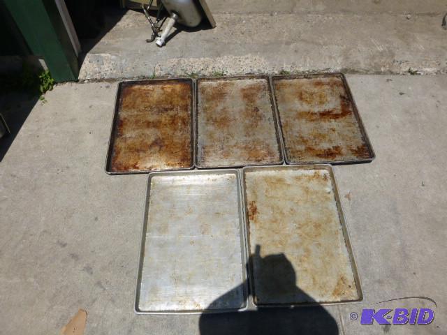 lot 31 image: 5 Aluminum Baking Sheets 18" X...