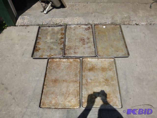 lot 32 image: 5 Aluminum Baking Sheets 18" X...