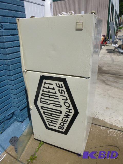 lot 40 image: Whirlpool Refrigerator Freezer...