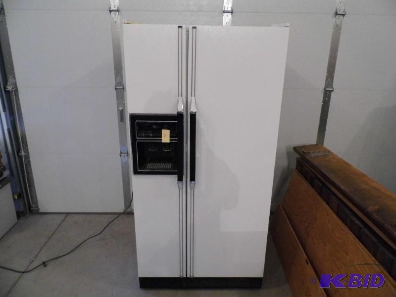 lot 2 image: Whirlpool Fridge