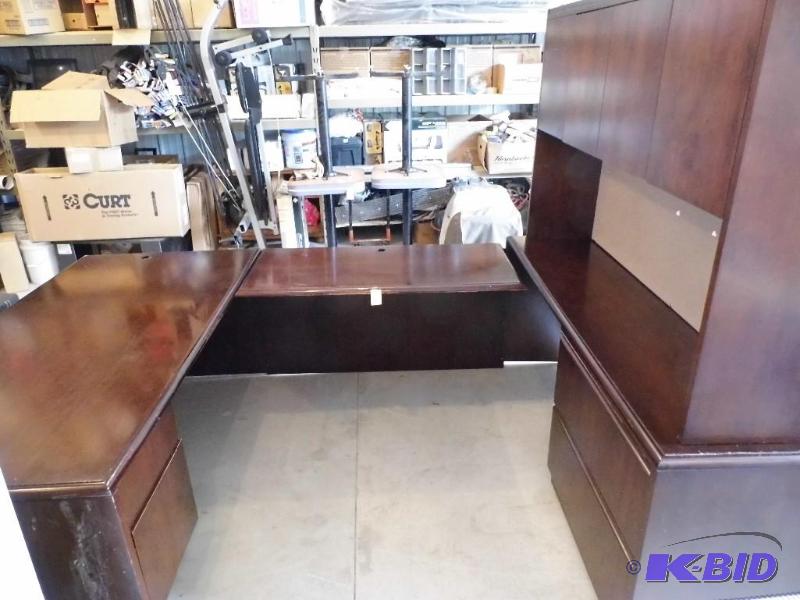lot 3 image: Large Desk with Hutch