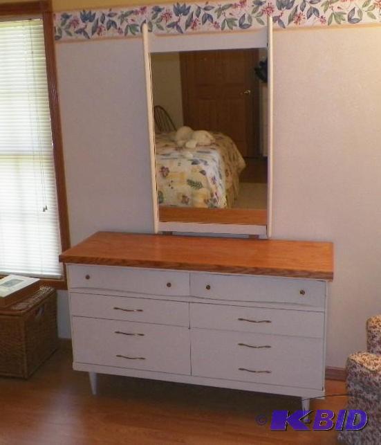 lot 1 image: Dresser with Mirror