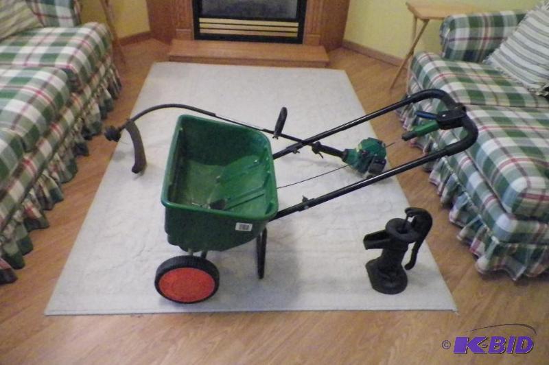 lot 33 image: Scotts Fertilizer Spreader