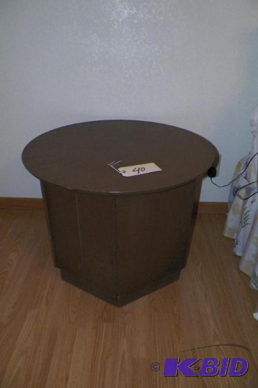 lot 40 image: End Table