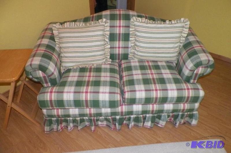lot 6 image: Matching Loveseat