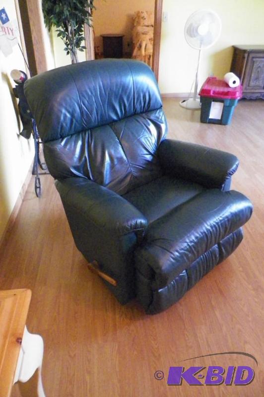 lot 9 image: Green Leather Recliner