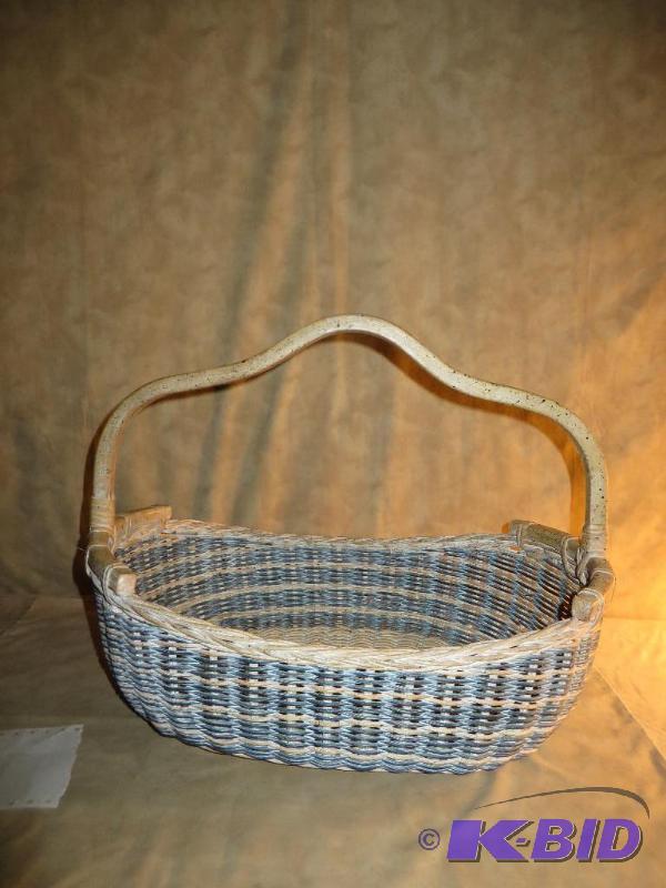 lot 10 image: VERY NICE - oblong BASKET
