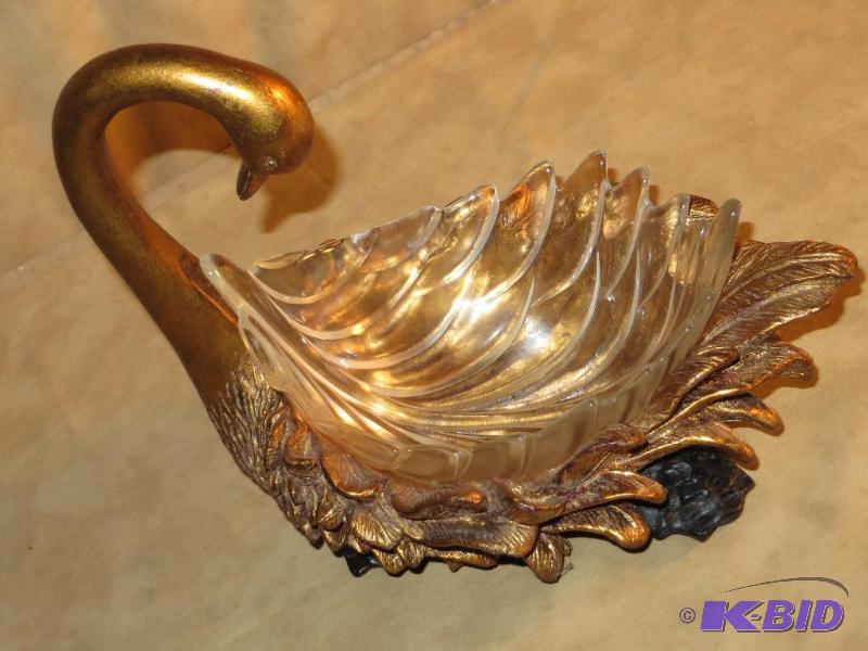 lot 14 image: Vintage Beautiful Bronze-tone SWAN with unique glass bowl