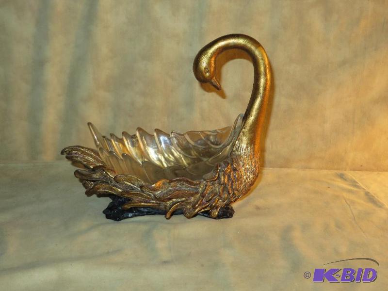 lot 15 image: Vintage Beautiful Bronze-tone SWAN with unique glass bowl
