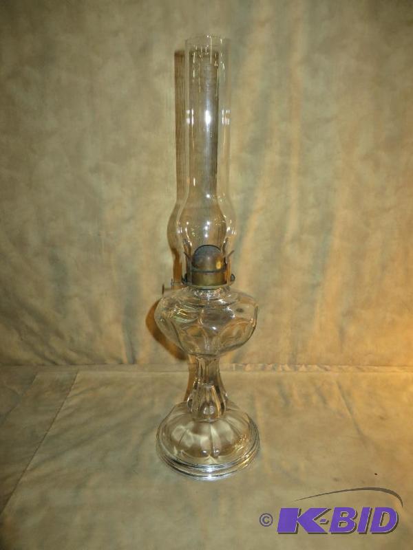 lot 21 image: Vintage Collectible OIL LAMP - in real good shape