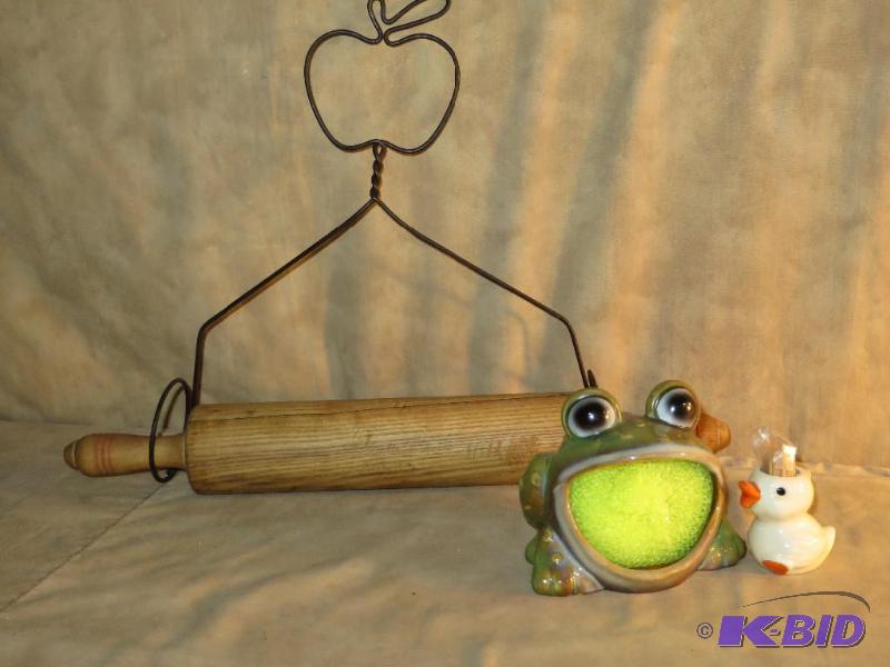 lot 24 image: Kitchen Stuff -- Enesco Duck made in Japan (1979)