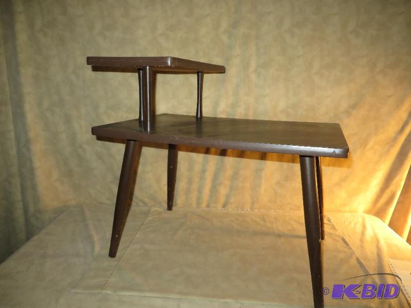 lot 35 image: Classic modern END TABLE