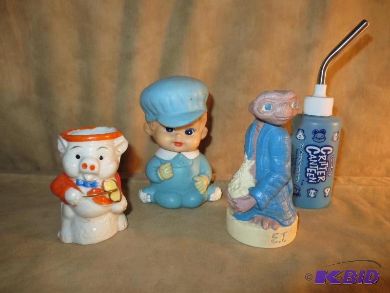 lot 57 image: 2 Vintage TOYS (E.T. - Squeeky Toy) Ceramic PIG, and a Pet water Bottle