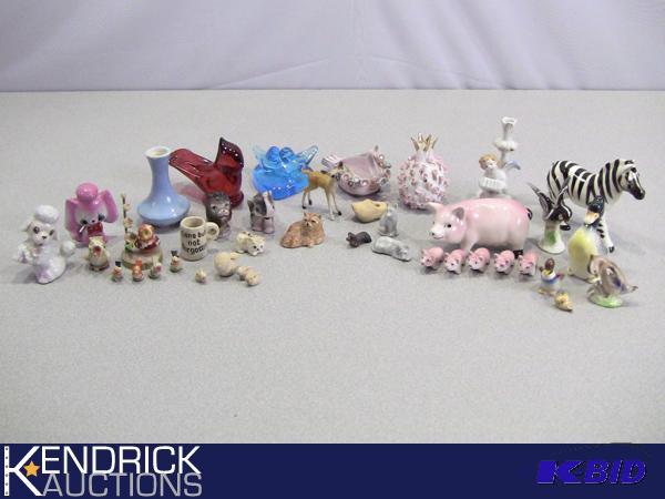 lot 119 image: Lot of Collectible Wood, Ceramic, Porcelain, and Glass Figurines