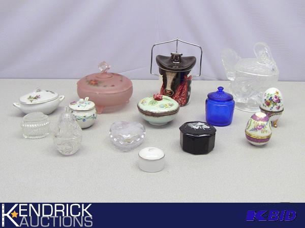 lot 121 image: Lot of Vintage Trinket Boxes