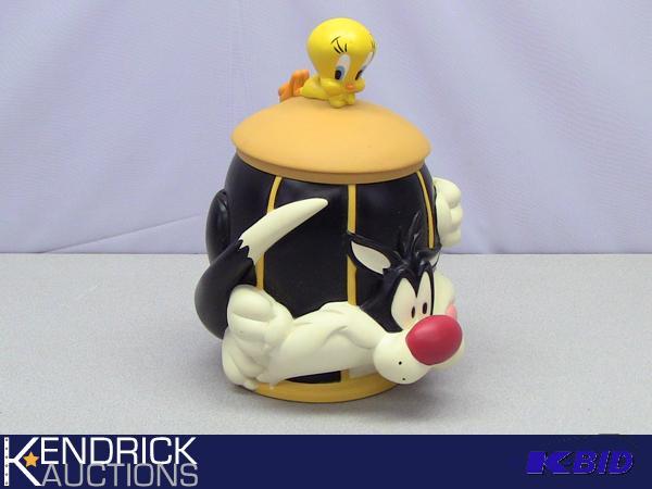 lot 128 image: Vintage Tweety and Sylvester Cookie Jar