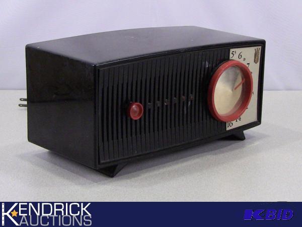 lot 137 image: Vintage 1957 Zenith Tube Radio (Model A510Y)