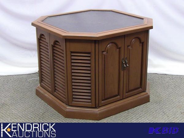 lot 6 image: Vintage Working Magnavox Turntable, AMFM Stereo Table
