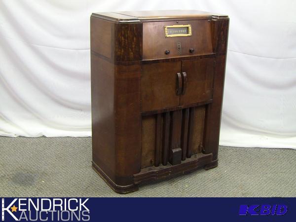 lot 7 image: Vintage Working Admiral Radio and Turntable